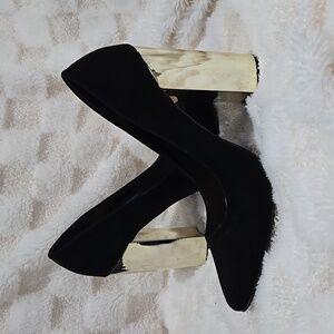 JustFab Elegant Black and Gold Heels Size 6